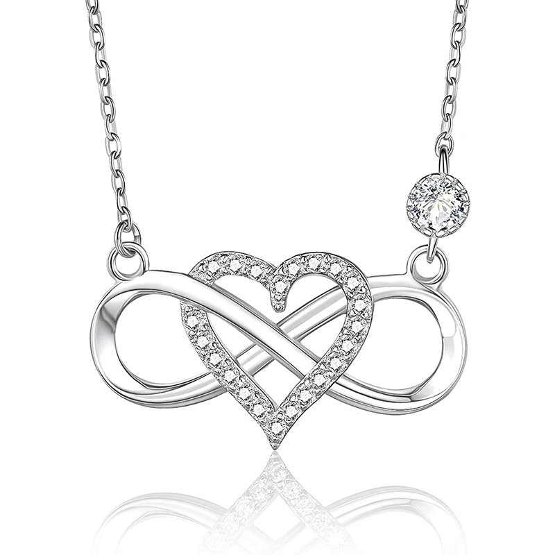 Heart-shaped diamond necklace pendant
